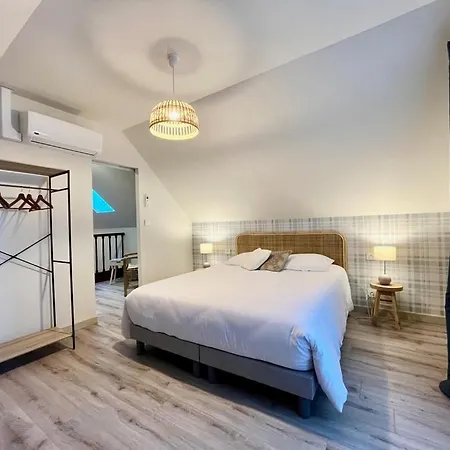 Pavillon D'entree Du Chateau Nyaraló Gennes-Val-de-Loire